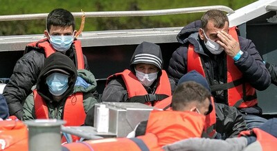 La Border Force et l'armée escortent des migrants à terre aux Dover Docks à Douvres, au Royaume-Uni, le 13 juin 2022. (STUART BROCK / ANADOLU AGENCY)