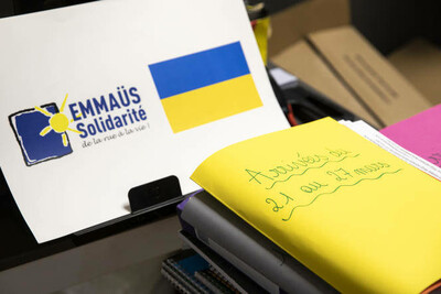 Dossier répertoriant les arrivées de réfugiés ukrainiens, au centre de premier accueil d'Emmaüs Solidarité, à Pantin (Seine-Saint-Denis), le 8 avril 2022. CLÉMENCE LOSFELD POUR « LE MONDE »
