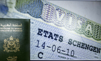 Un passeport marocain adossé à un visa Schengen, à Rabat, en septembre 2021. FADEL SENNA / AFP