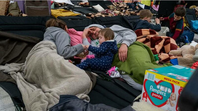 Des réfugiés ukrainiens se reposent à Hala Kijowska, en Pologne, près de la frontière avec l'Ukraine,  le 27 février 2022. (ROBIN TUTENGES / HANS LUCAS /AFP)
