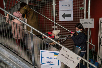 Des ukrainiens entrant un centre d'accueil près de porte de La Chapelle à Paris le 10 mars 2022 ABDULMONAM EASSA POUR « LE MONDE »