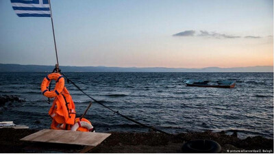 Une embarcation de migrants au large de l'île de Lesbos. Crédit : Picture alliance