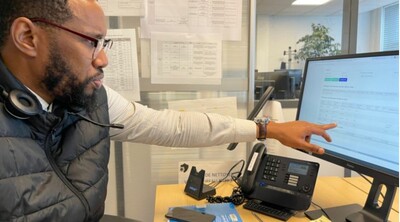Oumar travaille dans le centre d'appels du 115 pour la Seine-Saint-Denis depuis janvier. Crédit : InfoMigrants