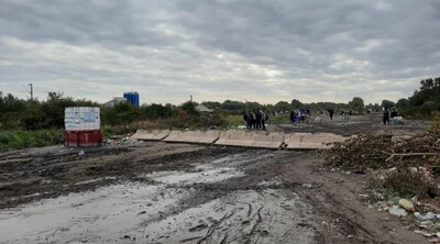 Des barrières en ciment ont été posées par les autorités sur le terrain du campement de Loon-Plage tout juste évacué, le 4 octobre 2022. Crédits : Olivier Schittek