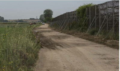 Une clôture en fils barbelés marquant la frontière terrestre entre la Grèce et la Turquie.   © HCR/Socrates Baltagiannis