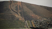 Une portion incomplète du mur à la frontière entre San Diego, côté américain, et Tijuana, côté mexicain. PATRICK T. FALLON / AFP