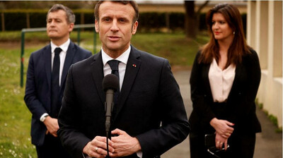 Emmanuel Macron, Gérald Darmanin et Marlène Schiappa lors d'une visite dans un centre pour les déplacés ukrainiens, le 15 mars 2022. Crédit : Reuters