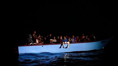 Des migrants, en majorité tunisiens, patientent sur le bateau de garde-côtes italiens après avoir été secourus au sud-ouest de l'île italienne de Lampedusa. 6 août 2022. Crédit : AP / Francisco Seco