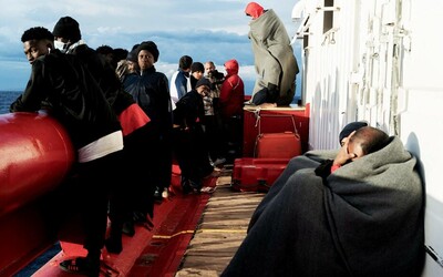 Le navire de l'ONG MSF, le Geo Barents, a décidé de braver la nouvelle loi italienne et d'aller secourir une embarcation en difficulté. AFP/VINCENZO CIRCOSTA
