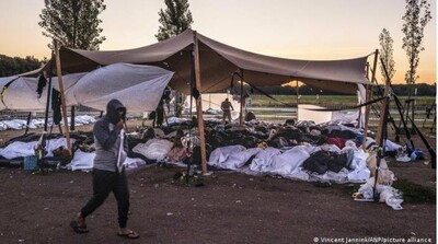 Des demandeurs d'asile dorment à même le sol près du centre d'accueil de Ter Apel, dans le nord du pays, surchargé. Crédit : picture alliance