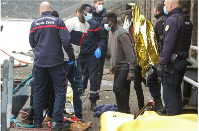 A Calais, entre politique sécuritaire et crise humanitaire • Crédits : BERNARD BARRON - AFP