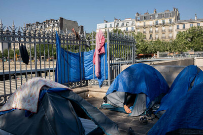 L’association Utopia 56 gère un campement de mineurs demandeurs d’asile non accompagnés place de la Bastille pour dénoncer le manque de prise en charge des pouvoirs publics, à Paris, le 19 juillet 2022. BENJAMIN GIRETTE POUR « LE MONDE »