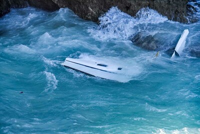 Un voilier avec 95 personnes à son bord s’est échoué, dans la nuit du 5 au 6 octobre, au large de l’île de Cythère, en mer Egée. DIONYSIOS ANDRONIKOS / AFP