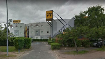 [Crédits photo : Un hôtel Formule 1 transformé en centre d’accueil / @Google Street View]