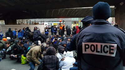 Image d'archives de migrants "mis à l'abri" par les autorités, à Paris en 2019. Crédit : InfoMigrants