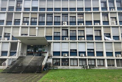  L'Université Toulouse III - Paul Sabatier demande au juge des référés d'ordonner l'expulsion d'occupants sans titre du bâtiment 4R3 en raison de la présence de produits chimiques dangereux et de l'absence d'équipements de sécurité. • © Christophe Neidhardt - FTV