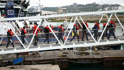 Des migrants arrivent à Douvres, au Royaume-Uni, après avoir été secourus dans la Manche, le 24 août. Crédit : Reuters