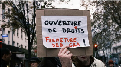 Une manifestation de soutien aux exilés, dont ceux enfermés dans des centres de rétention administrative (CRA), à Paris, le 21 novembre 2021. (ANNA MARGUERITAT / HANS LUCAS / AFP)
