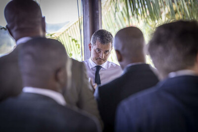 Le ministre de l’intérieur, Gérald Darmanin, rencontre des élus de Mayotte à la préfecture, à Dzaoudzi, dimanche 21 août 2022. JEAN-CLAUDE COUTAUSSE POUR « LE MONDE »