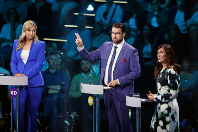 Ebba Busch, cheffe des Chrétiens-démocrates (droite), Jimmie Akesson, leader des Décomcrates de Suède (extrème droite) et la porte-parole du parti vert, Marta Stenevi, lors d'un débat télévisé à Eskilstuna, jeudi. (Christine Olsson /AFP)