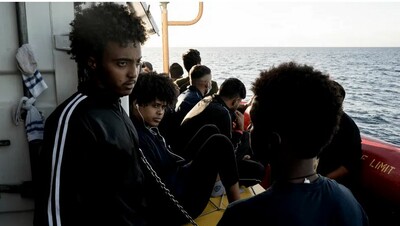 Des migrants sur le pont du navire humanitaire Ocean Viking dans le golfe de Catane, en Méditerranée, le 6 novembre 2022. (VINCENZO CIRCOSTA / AFP)