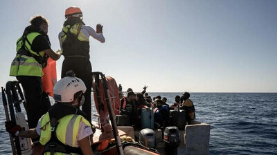 Des migrants en détresse au large de la Libye, en mer Méditerranée, le 25 octobre 2022. (VINCENZO CIRCOSTA / ANADOLU AGENCY)