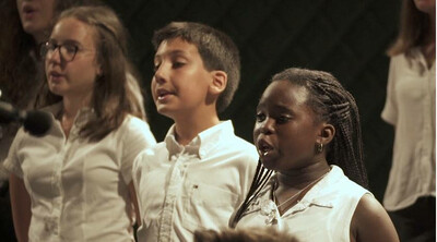 Carmela, 11 ans (à droite) se verrait bien devenir chanteuse d'opéra professionnelle. Crédit : Joseph Ataman