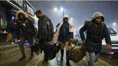 Des étudiants africains près de la gare de Lviv, dans l'ouest de l'Ukraine, le 28 février 2022. Crédit : Mehdi Chebil pour France 24