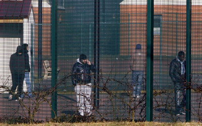 Les opposants contestent le principe de ce qu'ils appellent une "prison pour migrants" (ici au centre de rétention administrative du Mesnil-Amelot, près de l’aéroport Charles-de-Gaulle, février 2012). LP_Arnaud Journois