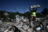Lors de l'opération de démantèlement du quartier Talus 2 à Koungou, sur l'île de Mayotte, dans le cadre de l’opération Wuambushu, le 22 mai 2023. © Photo Philippe Lopez / AFP