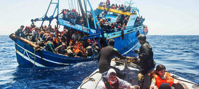 Photo Garde-côtes italiens/Massimo Sestini Un navire de la marine italienne vient au secours de migrants en mer Méditerranée (archives).