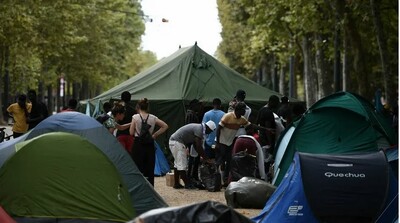 Des migrants évacués d'un camp à Toulouse par des CRS, le 29 août 2022. (VALENTINE CHAPUIS / AFP)