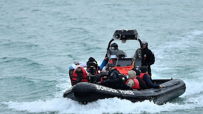 ​Des migrants récupérés en mer alors qu'ils tentaient de traverser la Manche, photographiés sur un bateau de patrouille des forces frontalières britanniques à leur arrivée à la marina de Douvres, dans le sud-est de l'Angleterre, le 10 janvier 2022. (BEN STANSALL / AFP)