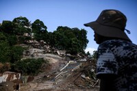 Un jeune homme en face de bâtiments démolis dans le bidonville du quartier Talus 2, à Koungou, lors de l’opération « Wuambushu », sur l’île française de Mayotte, le 23 mai 2023. PHILIPPE LOPEZ / AFP