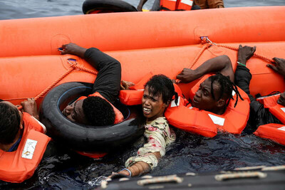 Des migrants tentaient de s'accrocher à un canot en attendant d'être secourus par l'équipage d'un navire «Sea-Watch», au large des côtes libyennes, lundi. (Valeria Mongelli/AP)