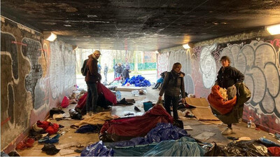 Des migrants dorment dans un tunnel du nord de Paris, en mars 2022. Crédit : Utopia 56