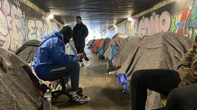 Des migrants dorment dans un tunnel du nord de Paris, en 2021 (archives). Crédit : InfoMigrants