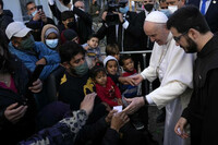 Le pape François rencontre des migrants lors de sa visite dans le camp de réfugiés de Karatepe, sur l’île de Lesbos, le 5 décembre 2021. ALESSANDRA TARANTINO / AP