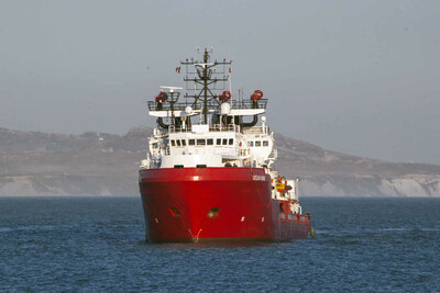 Le navire « Ocean Viking », affrété par l’ONG SOS Méditerranée, au large de l’Italie, le 6 juillet 2020. FABIO PEONIA / AP