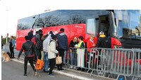 Des migrants embarquent dans un bus vers des centres d'accueil (illustration). Crédit : InfoMigrants