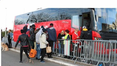 Des migrants embarquent dans un bus vers des centres d'accueil (illustration). Crédit : InfoMigrants