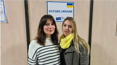 Yéléna et Yéliana ont été prises en charge au centre d'accueil pour réfugiés ukrainiens à Paris, le 20 mars 2022. (CLAIRE LEYS / RADIO FRANCE)