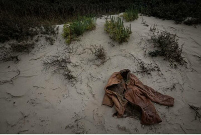Un manteau laissé par un migrant sur une plage à Wimereux, près de la Manche, lors d'une tentative de traversée, le 16 octobre 2021. Marc Sanye / AFP