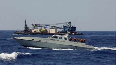 Un navire de la marine libanaise emmène les membres de la famille de migrants disparus depuis le naufrage d'un bateau en avril 2022, au large de Tripoli. Crédit : Reuters