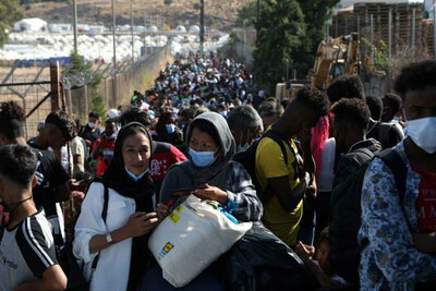 Des réfugiés du camp de Moria attendent d’être emmenés au port, d’où ils seront transférés vers le continent, sur l’île de Lesbos, le 28 septembre. ELIAS MARCOU / REUTERS