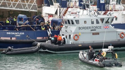 Des migrants débarquent d'un navire des garde-côtes britanniques à Douvres, en août 2020. Crédit : Reuters