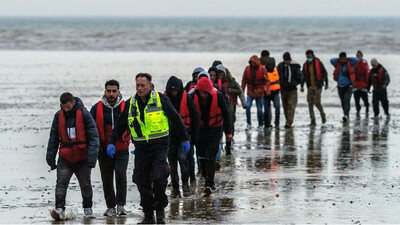 Des migrants secourus dans la Manche arrivent sur une plage du sud de l'Angleterre, le 15 mai 2022. Crédit : Picture alliance
