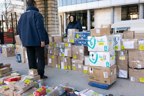 La communauté ukrainienne se mobilise pour faire des allers-retours entre la France et l’Ukraine afin d’apporter des cargaisons de nourriture et de fournitures essentielles en Ukraine. Paris, le 26 février 2022. BENJAMIN GIRETTE POUR « LE MONDE » 